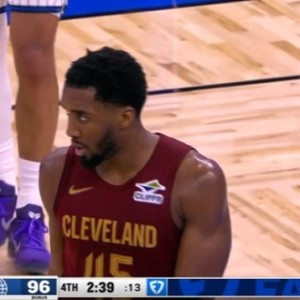 世界杯app下载-⚡太韦德了！米切尔迷踪步把班凯罗晃得找不着北 替补席疯了