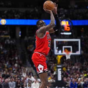 攻防发力！杰伦·史密斯强攻打进加罚 随后防守大帽哈登