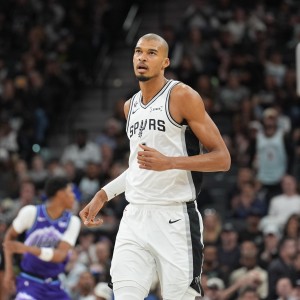 世界杯官方入口-根本找不到筐！文班亚马篮下干扰 米西连续两次离谱出手